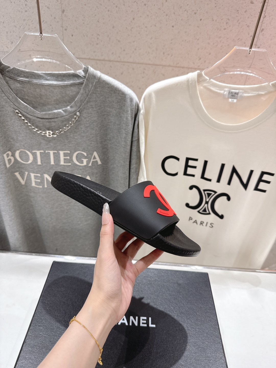 高版本出厂
  CHANEL* ｜小香2025/𝐒𝐒 𝐧𝐞𝐰夏季新款度假沙滩拖鞋
这一季的拖鞋超美😍 极