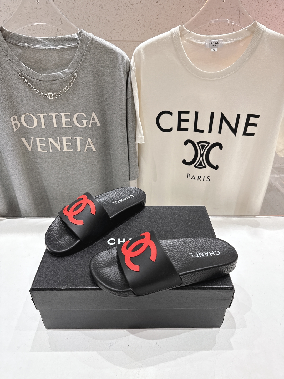 高版本出厂
  CHANEL* ｜小香2025/𝐒𝐒 𝐧𝐞𝐰夏季新款度假沙滩拖鞋
这一季的拖鞋超美😍 极