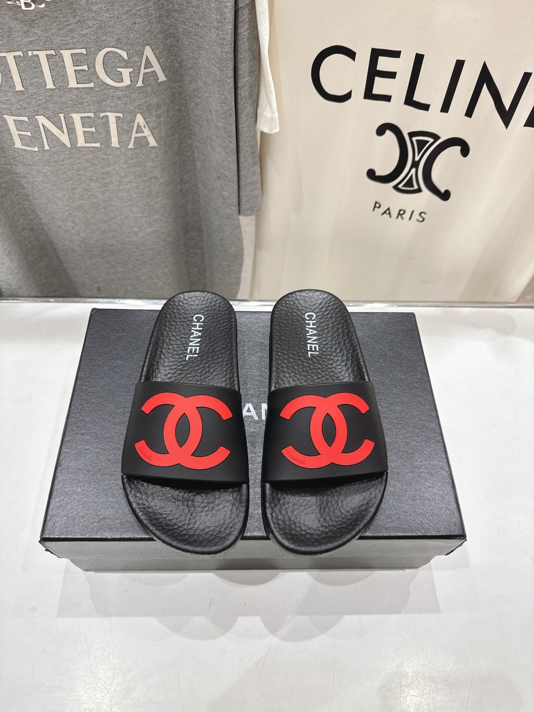 高版本出厂
  CHANEL* ｜小香2025/𝐒𝐒 𝐧𝐞𝐰夏季新款度假沙滩拖鞋
这一季的拖鞋超美😍 极