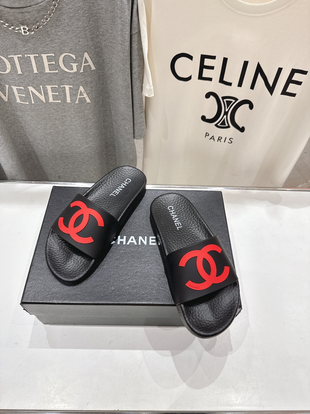 高版本出厂
  CHANEL* ｜小香2025/𝐒𝐒 𝐧𝐞𝐰夏季新款度假沙滩拖鞋
这一季的拖鞋超美😍 极