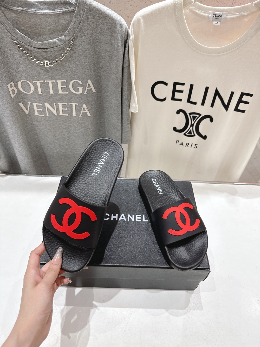 高版本出厂
  CHANEL* ｜小香2025/𝐒𝐒 𝐧𝐞𝐰夏季新款度假沙滩拖鞋
这一季的拖鞋超美😍 极
