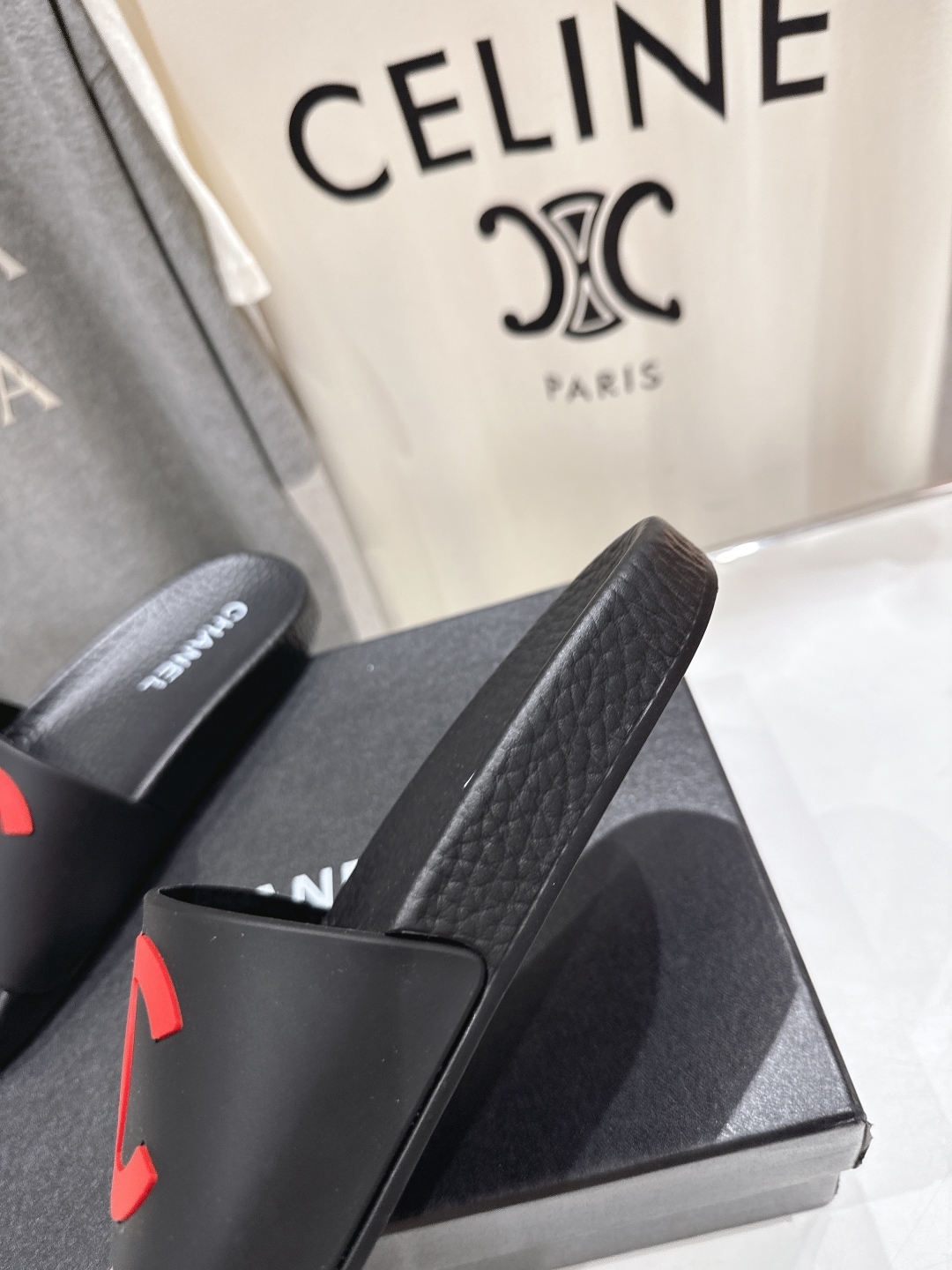 高版本出厂
  CHANEL* ｜小香2025/𝐒𝐒 𝐧𝐞𝐰夏季新款度假沙滩拖鞋
这一季的拖鞋超美😍 极
