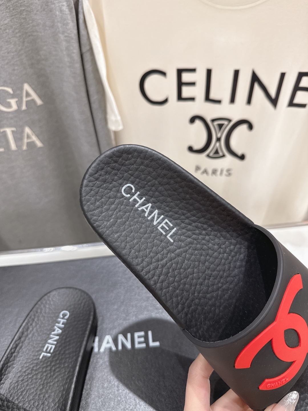高版本出厂
  CHANEL* ｜小香2025/𝐒𝐒 𝐧𝐞𝐰夏季新款度假沙滩拖鞋
这一季的拖鞋超美😍 极