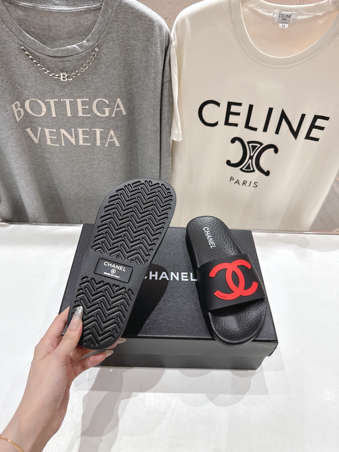 高版本出厂
  CHANEL* ｜小香2025/𝐒𝐒 𝐧𝐞𝐰夏季新款度假沙滩拖鞋
这一季的拖鞋超美😍 极