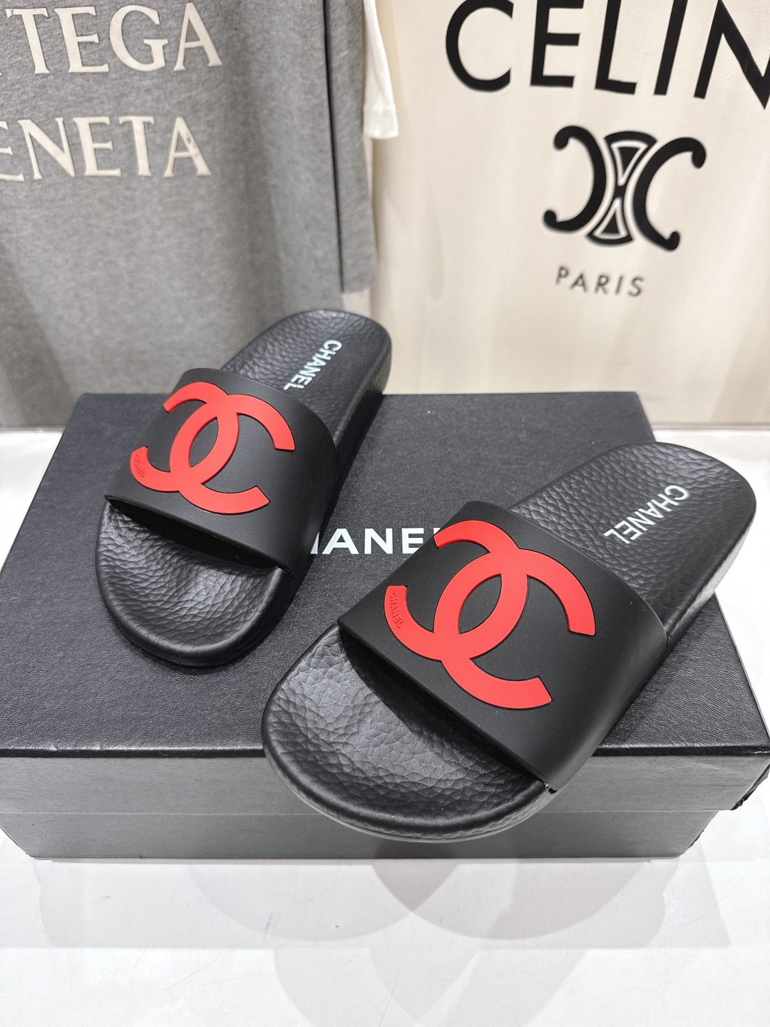 高版本出厂
  CHANEL* ｜小香2025/𝐒𝐒 𝐧𝐞𝐰夏季新款度假沙滩拖鞋
这一季的拖鞋超美😍 极