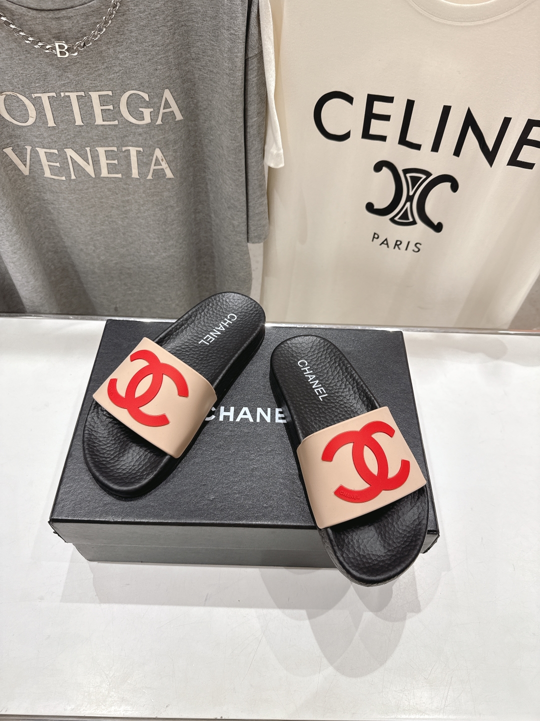高版本出厂
  CHANEL* ｜小香2025/𝐒𝐒 𝐧𝐞𝐰夏季新款度假沙滩拖鞋
这一季的拖鞋超美😍 极