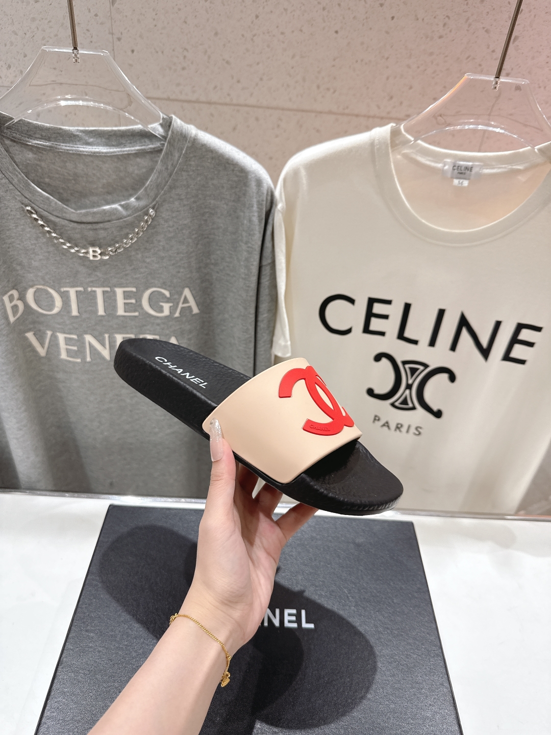 高版本出厂
  CHANEL* ｜小香2025/𝐒𝐒 𝐧𝐞𝐰夏季新款度假沙滩拖鞋
这一季的拖鞋超美😍 极