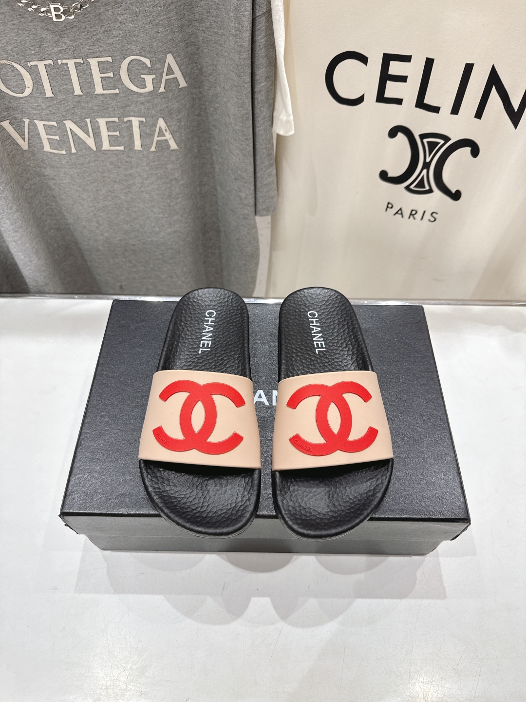 高版本出厂
  CHANEL* ｜小香2025/𝐒𝐒 𝐧𝐞𝐰夏季新款度假沙滩拖鞋
这一季的拖鞋超美😍 极