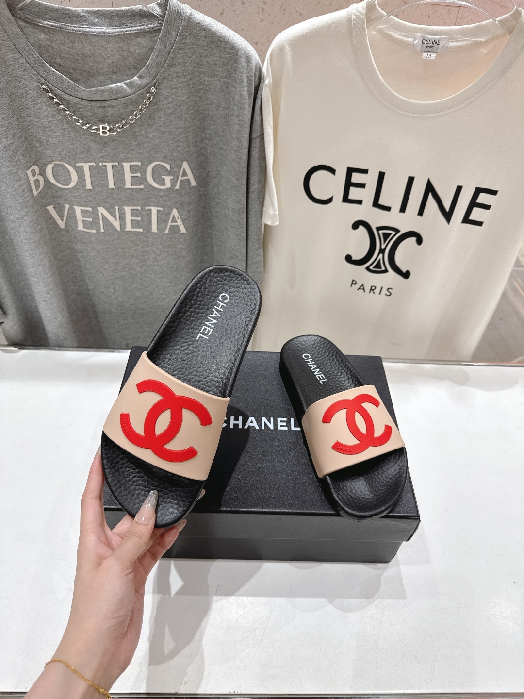 高版本出厂
  CHANEL* ｜小香2025/𝐒𝐒 𝐧𝐞𝐰夏季新款度假沙滩拖鞋
这一季的拖鞋超美😍 极