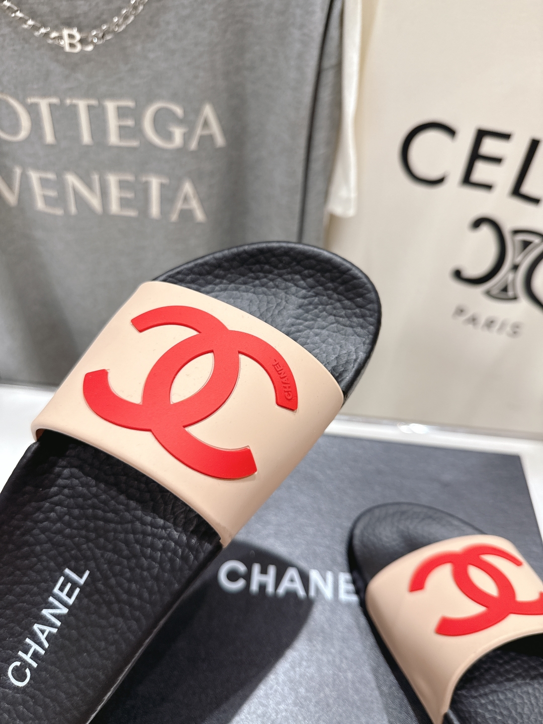 高版本出厂
  CHANEL* ｜小香2025/𝐒𝐒 𝐧𝐞𝐰夏季新款度假沙滩拖鞋
这一季的拖鞋超美😍 极