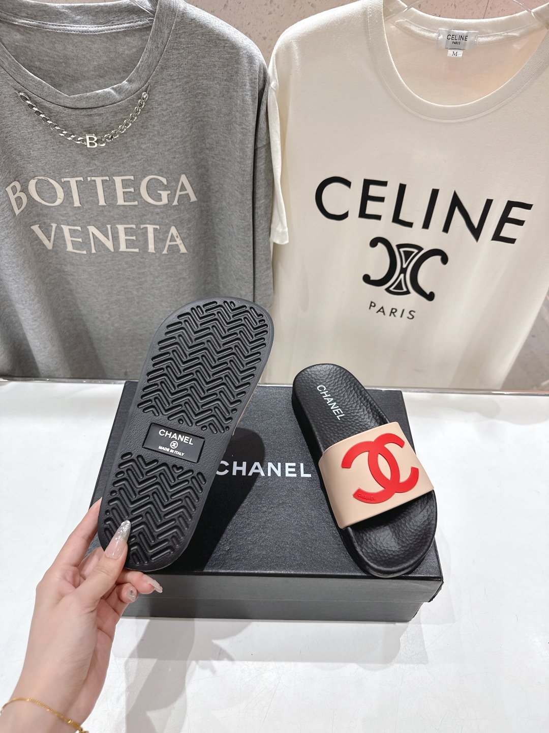 高版本出厂
  CHANEL* ｜小香2025/𝐒𝐒 𝐧𝐞𝐰夏季新款度假沙滩拖鞋
这一季的拖鞋超美😍 极