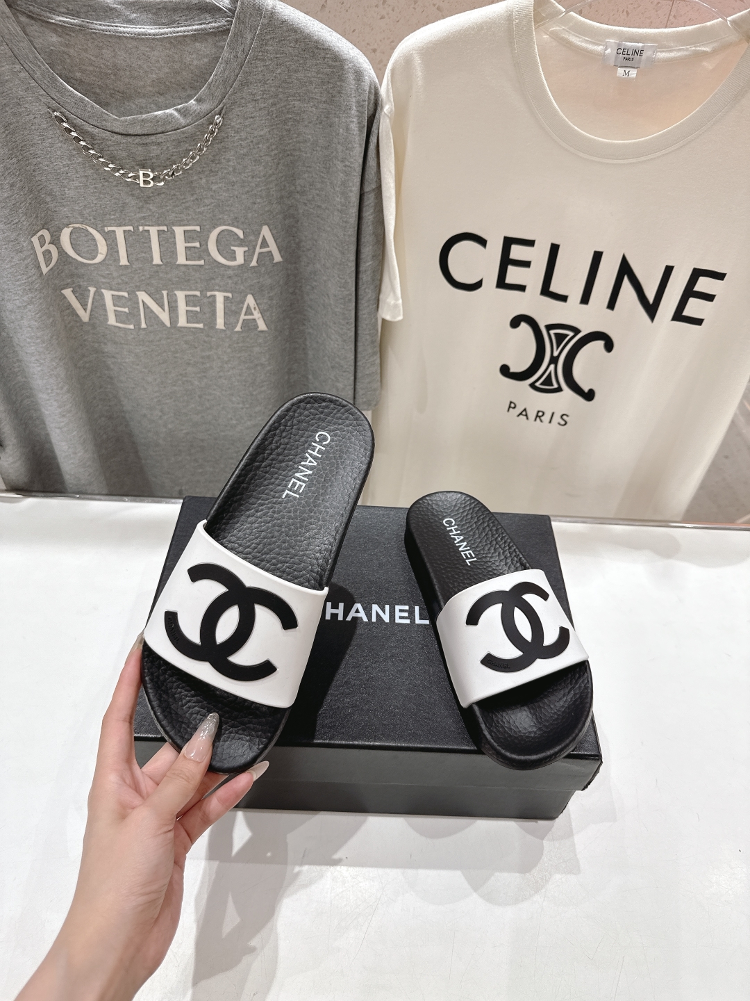 高版本出厂
  CHANEL* ｜小香2025/𝐒𝐒 𝐧𝐞𝐰夏季新款度假沙滩拖鞋
这一季的拖鞋超美😍 极