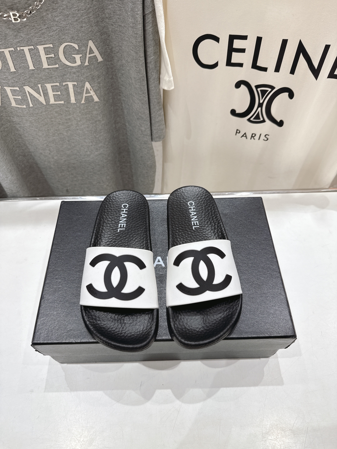 高版本出厂
  CHANEL* ｜小香2025/𝐒𝐒 𝐧𝐞𝐰夏季新款度假沙滩拖鞋
这一季的拖鞋超美😍 极
