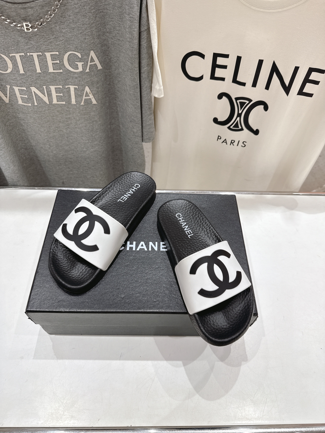 高版本出厂
  CHANEL* ｜小香2025/𝐒𝐒 𝐧𝐞𝐰夏季新款度假沙滩拖鞋
这一季的拖鞋超美😍 极