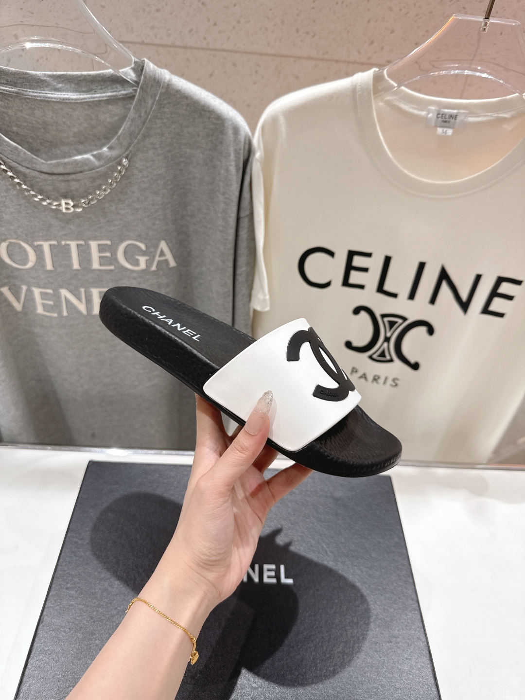 高版本出厂
  CHANEL* ｜小香2025/𝐒𝐒 𝐧𝐞𝐰夏季新款度假沙滩拖鞋
这一季的拖鞋超美😍 极