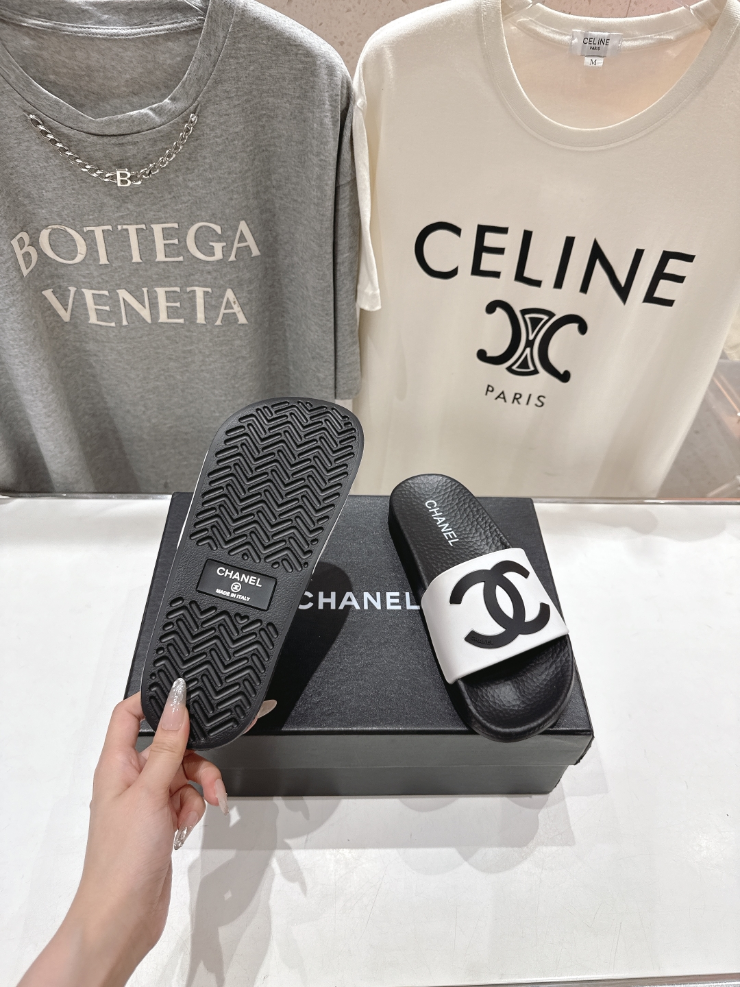 高版本出厂
  CHANEL* ｜小香2025/𝐒𝐒 𝐧𝐞𝐰夏季新款度假沙滩拖鞋
这一季的拖鞋超美😍 极