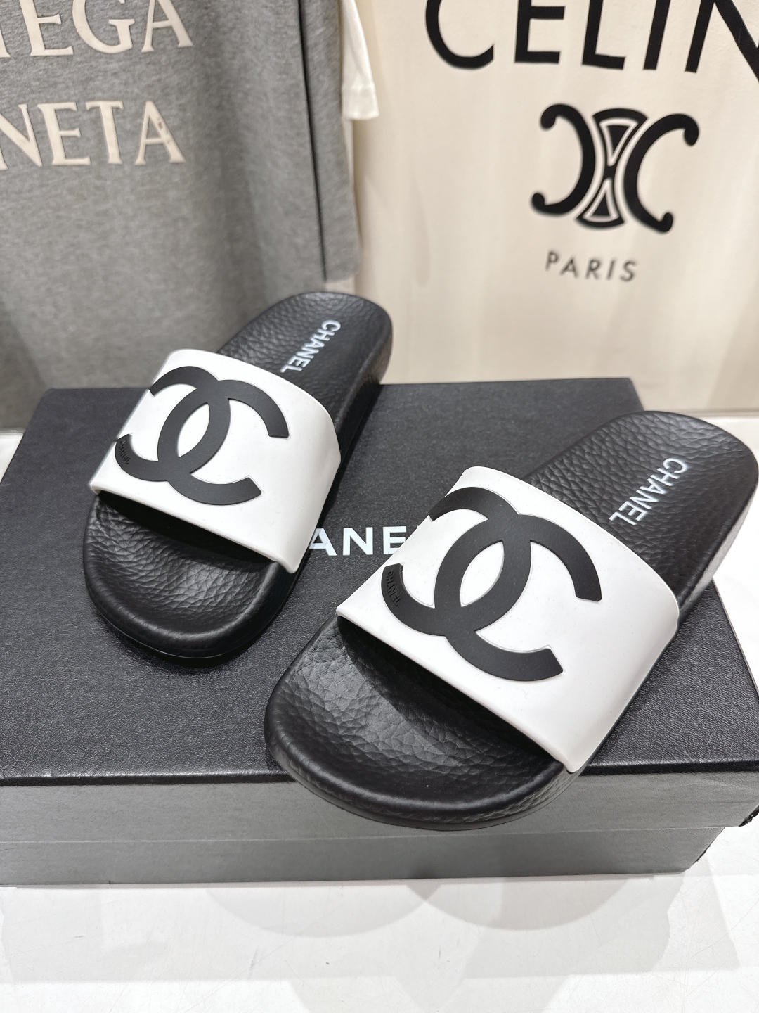 高版本出厂
  CHANEL* ｜小香2025/𝐒𝐒 𝐧𝐞𝐰夏季新款度假沙滩拖鞋
这一季的拖鞋超美😍 极