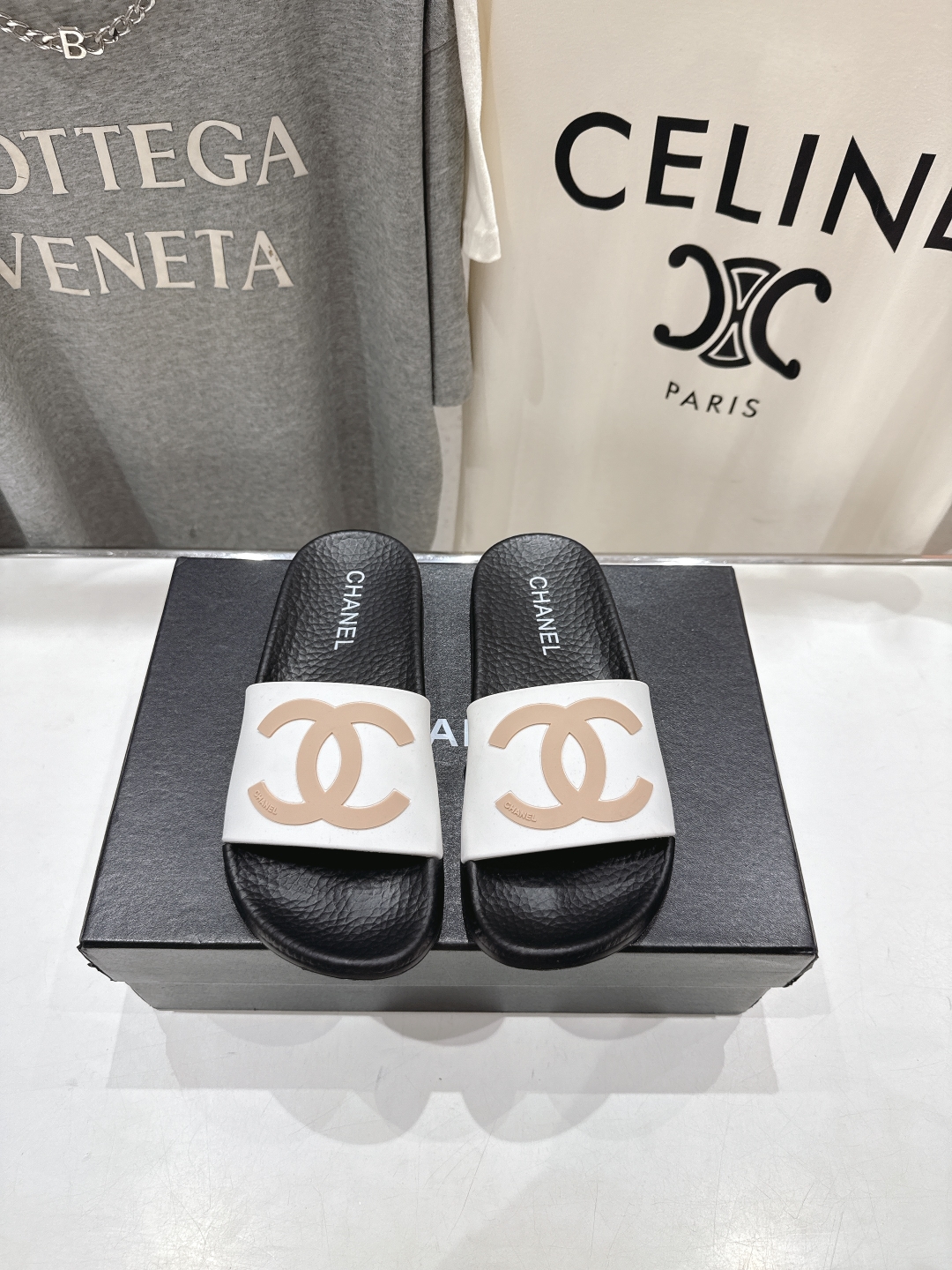 高版本出厂
  CHANEL* ｜小香2025/𝐒𝐒 𝐧𝐞𝐰夏季新款度假沙滩拖鞋
这一季的拖鞋超美😍 极