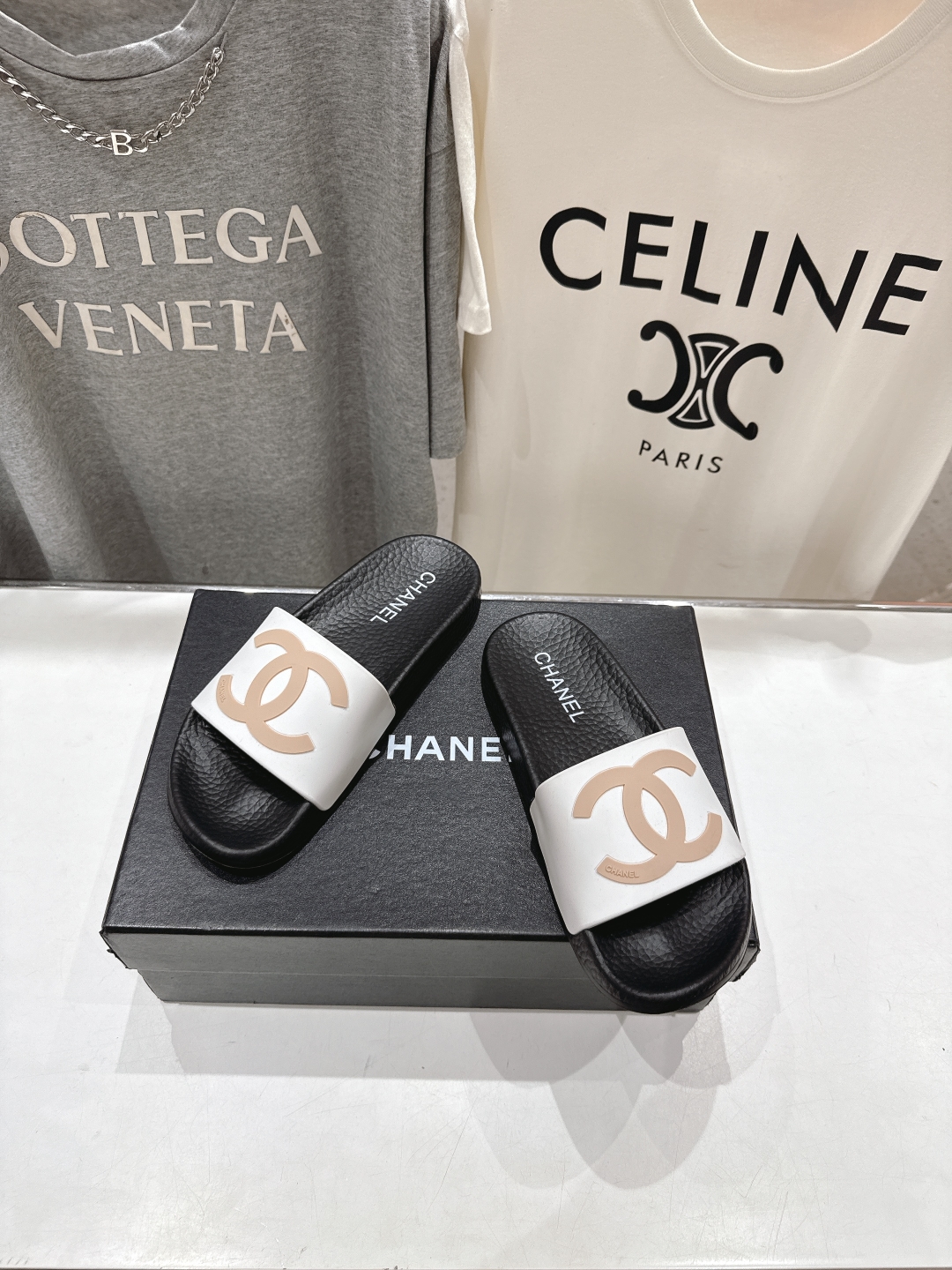 高版本出厂
  CHANEL* ｜小香2025/𝐒𝐒 𝐧𝐞𝐰夏季新款度假沙滩拖鞋
这一季的拖鞋超美😍 极