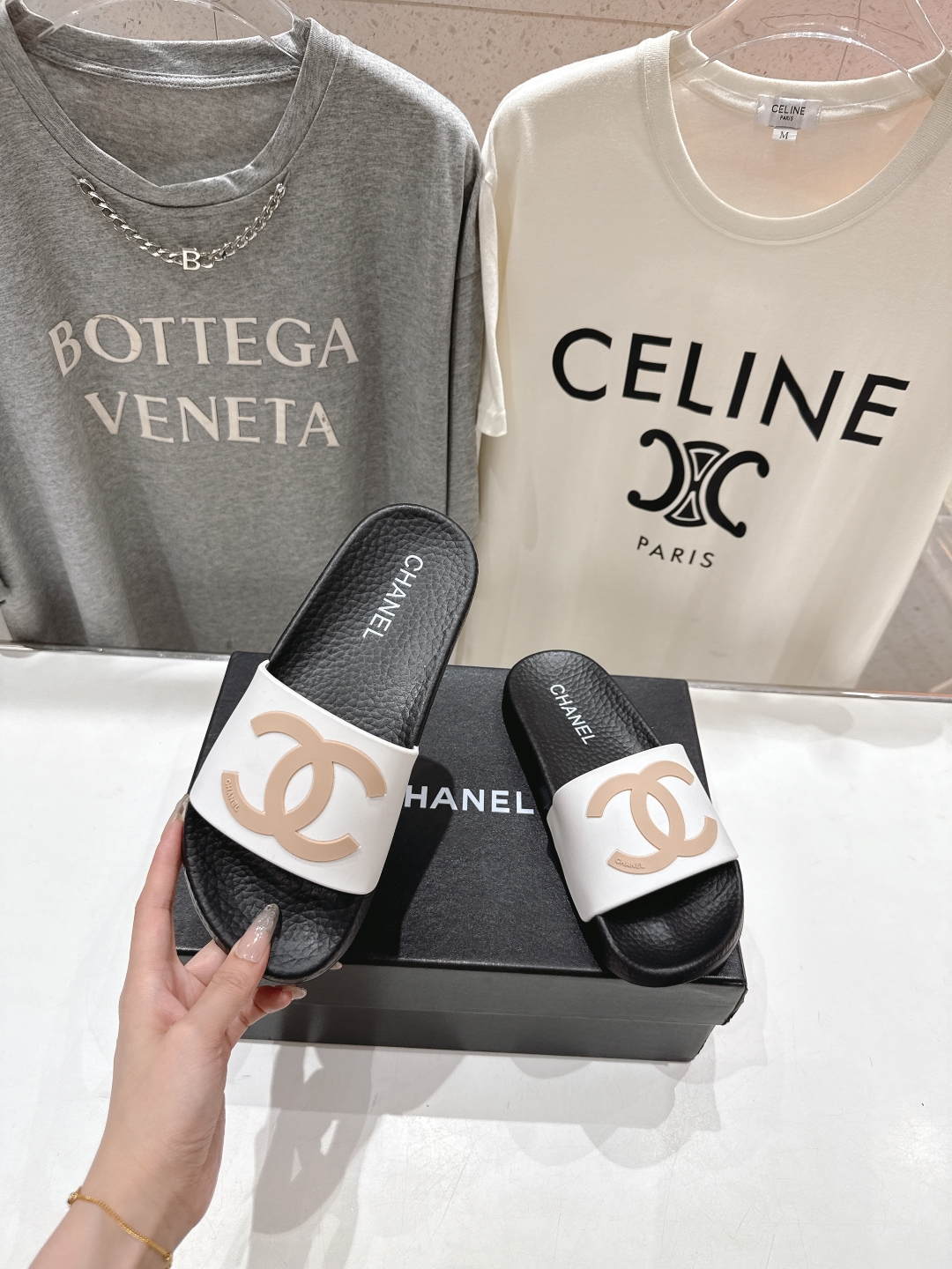 高版本出厂
  CHANEL* ｜小香2025/𝐒𝐒 𝐧𝐞𝐰夏季新款度假沙滩拖鞋
这一季的拖鞋超美😍 极