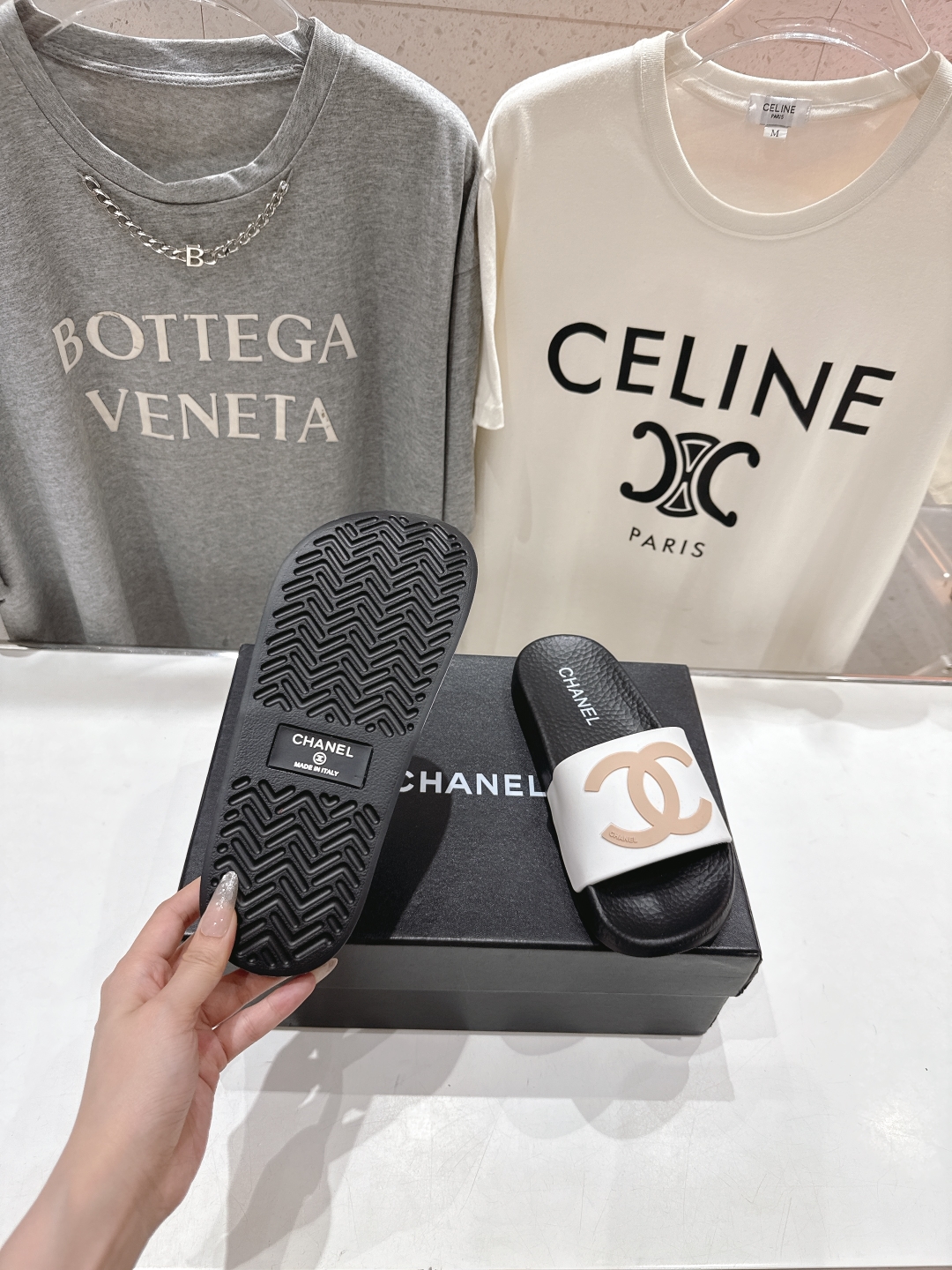 高版本出厂
  CHANEL* ｜小香2025/𝐒𝐒 𝐧𝐞𝐰夏季新款度假沙滩拖鞋
这一季的拖鞋超美😍 极