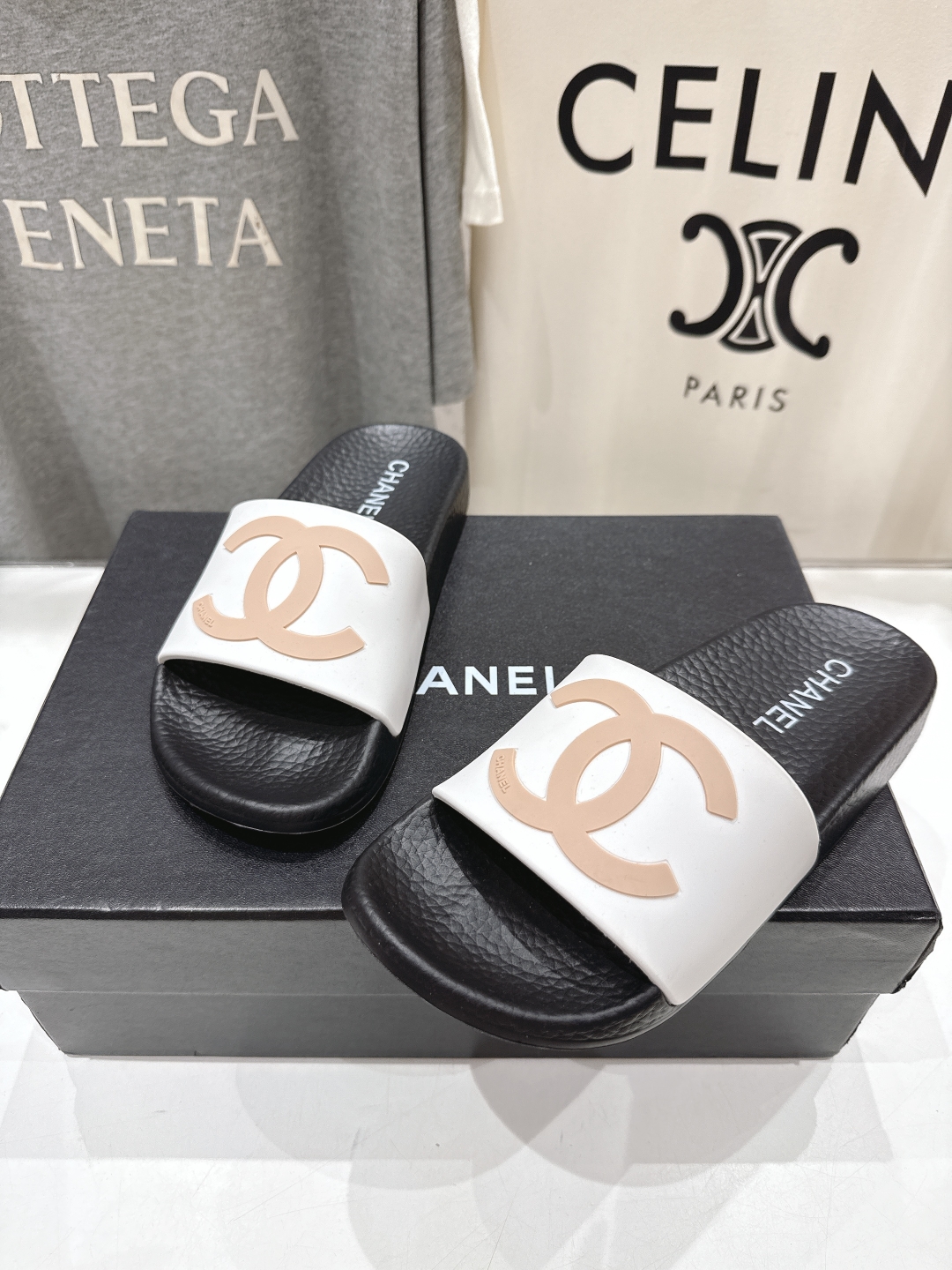 高版本出厂
  CHANEL* ｜小香2025/𝐒𝐒 𝐧𝐞𝐰夏季新款度假沙滩拖鞋
这一季的拖鞋超美😍 极