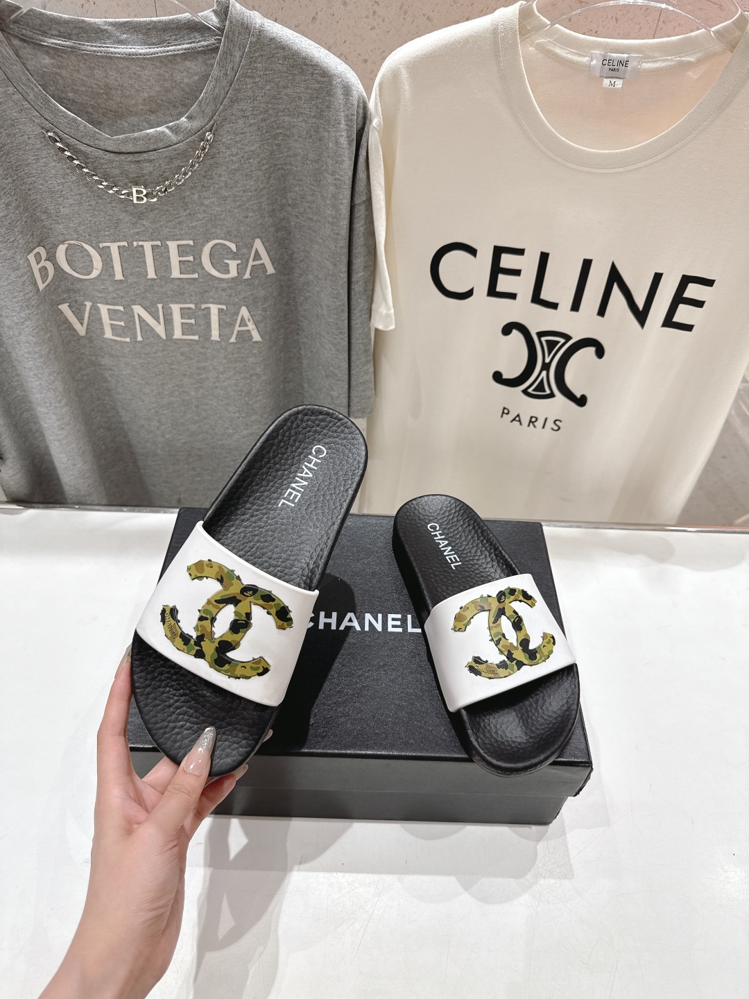 高版本出厂
  CHANEL* ｜小香2025/𝐒𝐒 𝐧𝐞𝐰夏季新款度假沙滩拖鞋
这一季的拖鞋超美😍 极