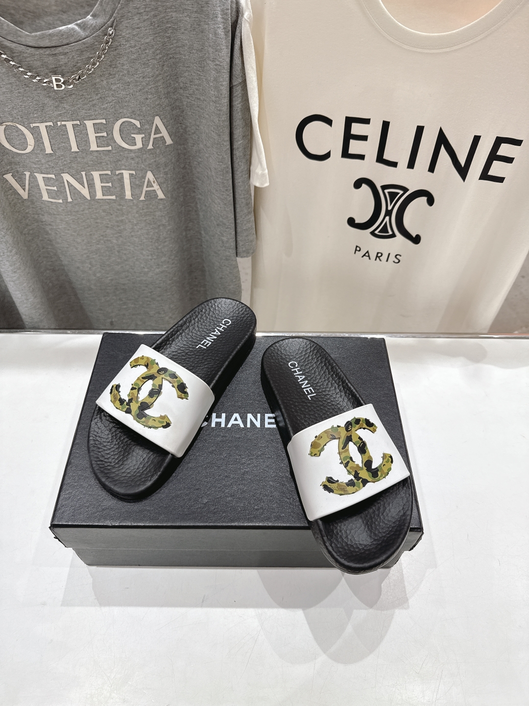 高版本出厂
  CHANEL* ｜小香2025/𝐒𝐒 𝐧𝐞𝐰夏季新款度假沙滩拖鞋
这一季的拖鞋超美😍 极