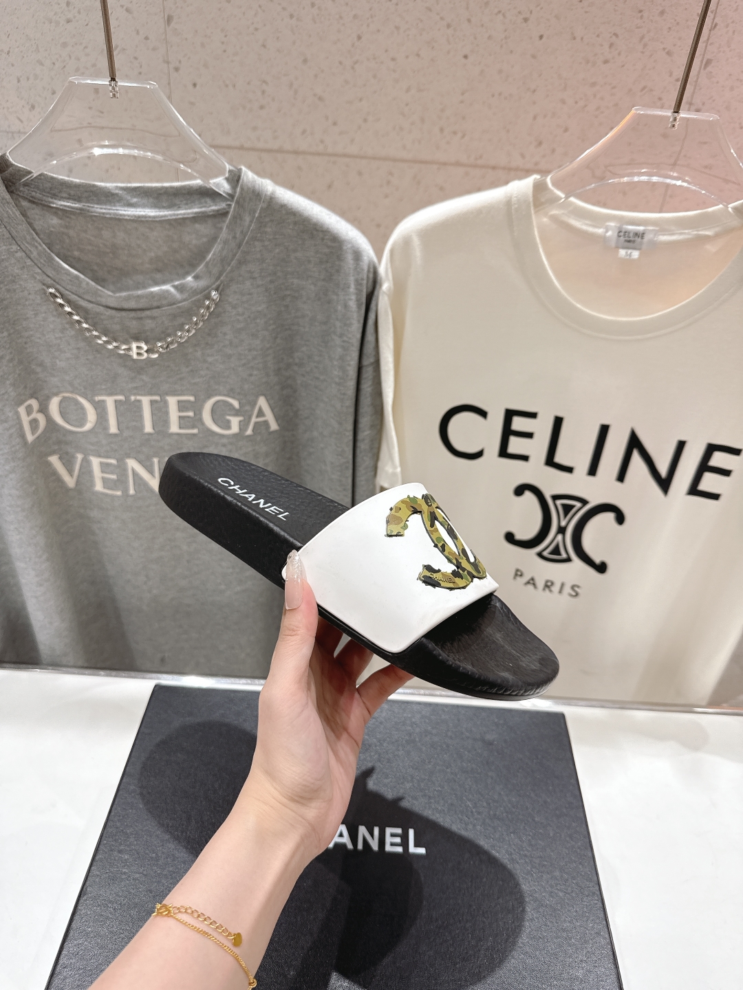 高版本出厂
  CHANEL* ｜小香2025/𝐒𝐒 𝐧𝐞𝐰夏季新款度假沙滩拖鞋
这一季的拖鞋超美😍 极