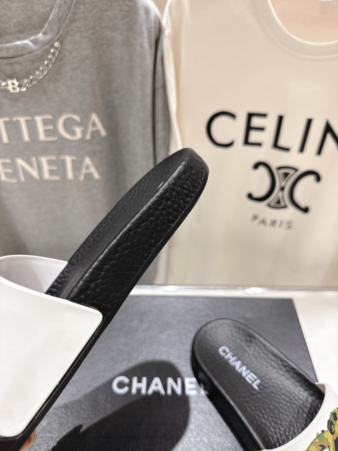 高版本出厂
  CHANEL* ｜小香2025/𝐒𝐒 𝐧𝐞𝐰夏季新款度假沙滩拖鞋
这一季的拖鞋超美😍 极