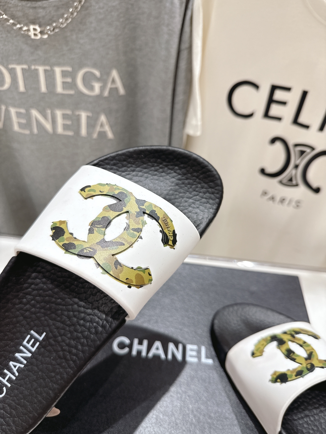 高版本出厂
  CHANEL* ｜小香2025/𝐒𝐒 𝐧𝐞𝐰夏季新款度假沙滩拖鞋
这一季的拖鞋超美😍 极