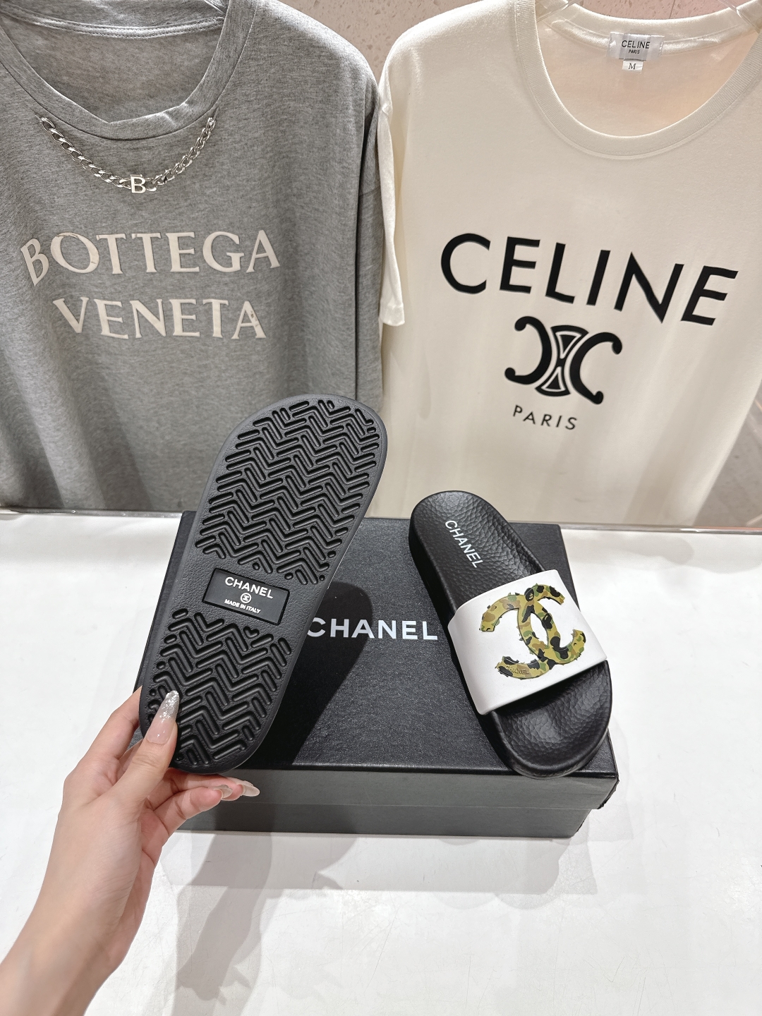 高版本出厂
  CHANEL* ｜小香2025/𝐒𝐒 𝐧𝐞𝐰夏季新款度假沙滩拖鞋
这一季的拖鞋超美😍 极