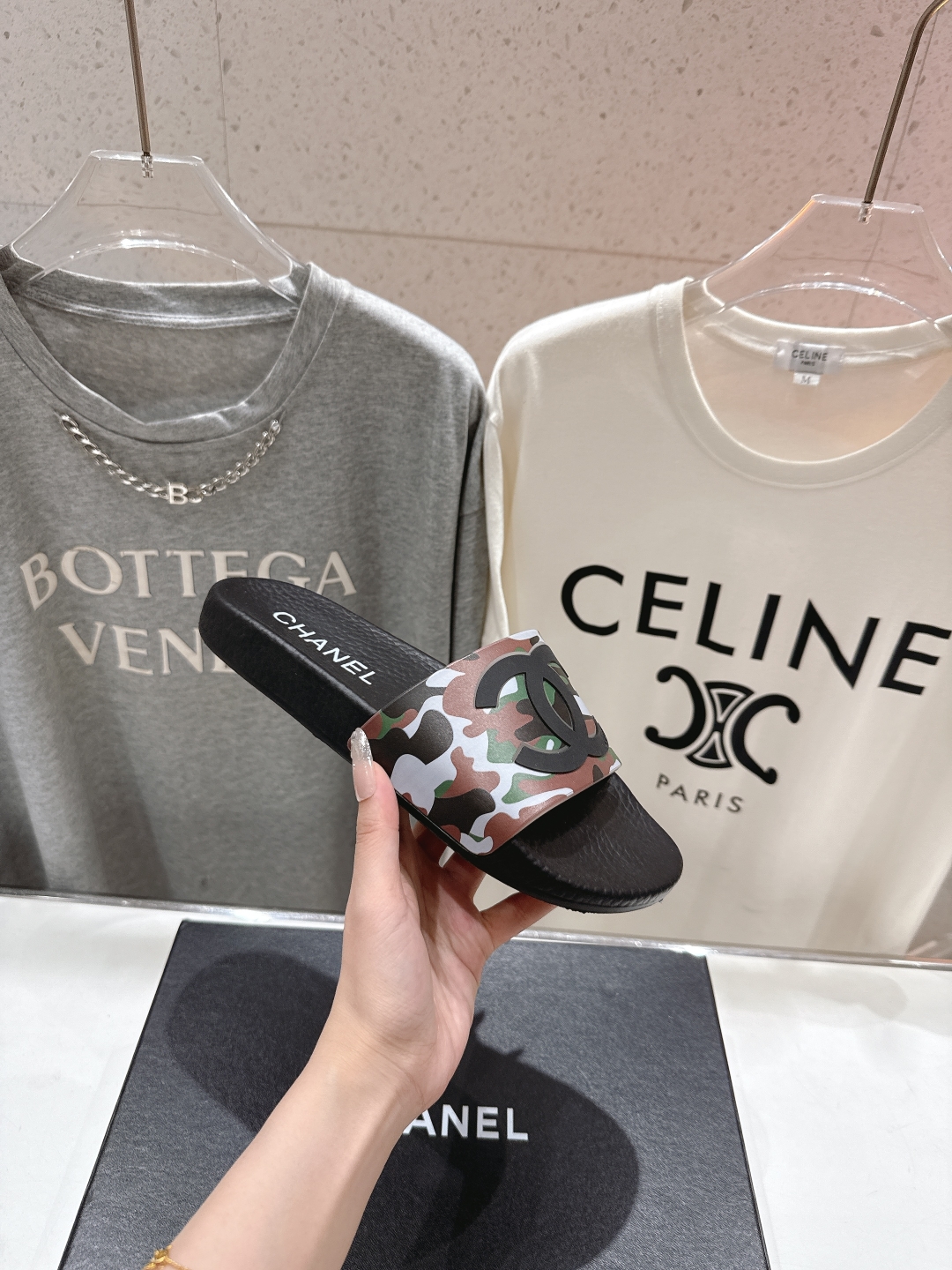 高版本出厂
  CHANEL* ｜小香2025/𝐒𝐒 𝐧𝐞𝐰夏季新款度假沙滩拖鞋
这一季的拖鞋超美😍 极