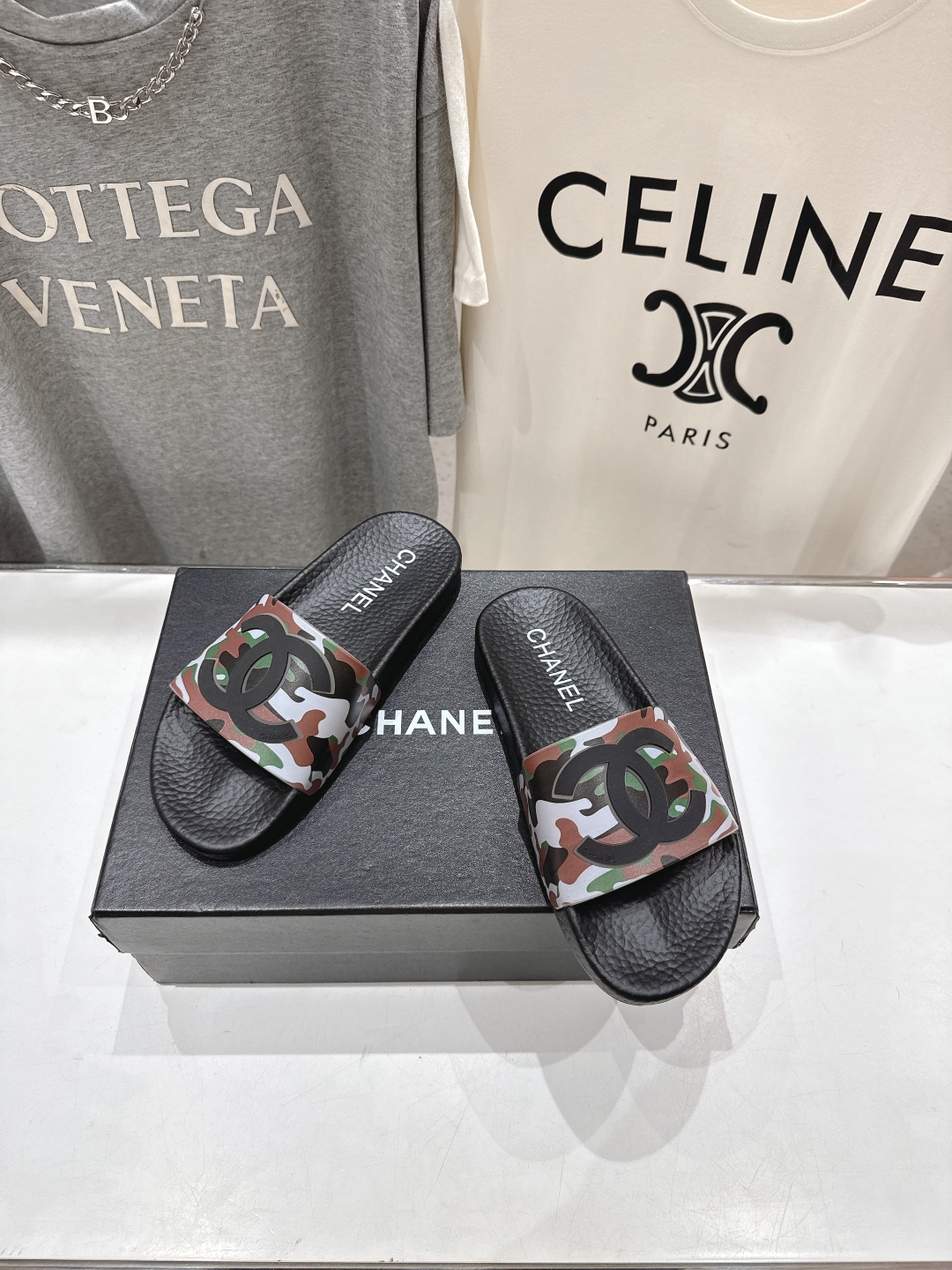 高版本出厂
  CHANEL* ｜小香2025/𝐒𝐒 𝐧𝐞𝐰夏季新款度假沙滩拖鞋
这一季的拖鞋超美😍 极