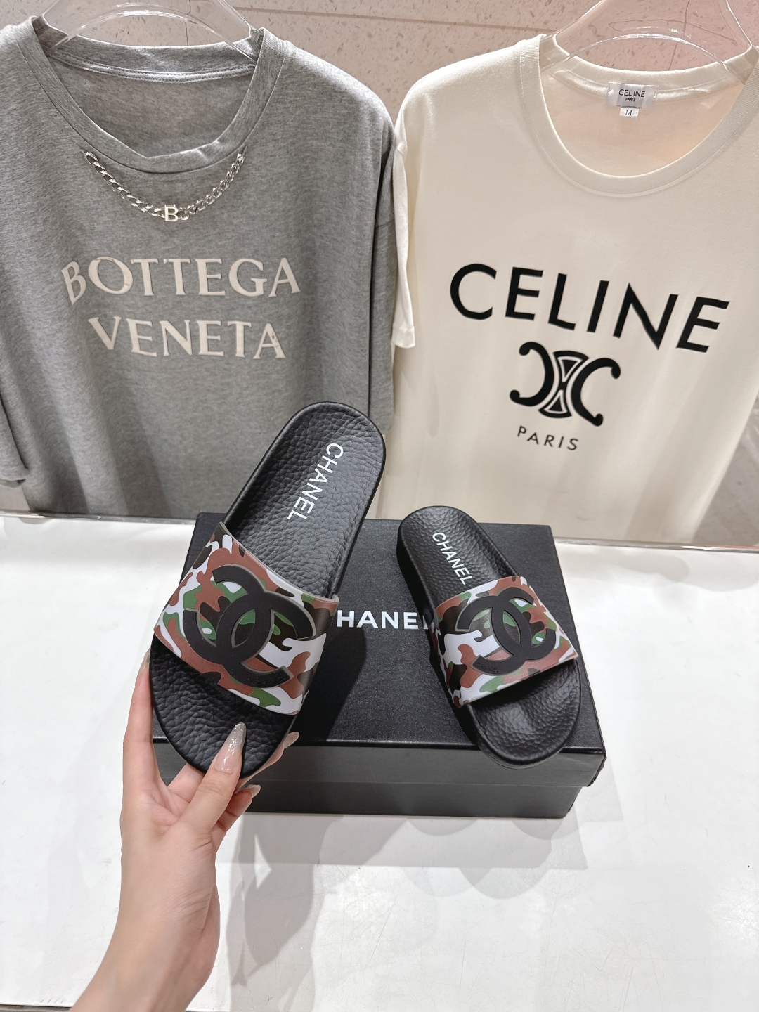 高版本出厂
  CHANEL* ｜小香2025/𝐒𝐒 𝐧𝐞𝐰夏季新款度假沙滩拖鞋
这一季的拖鞋超美😍 极
