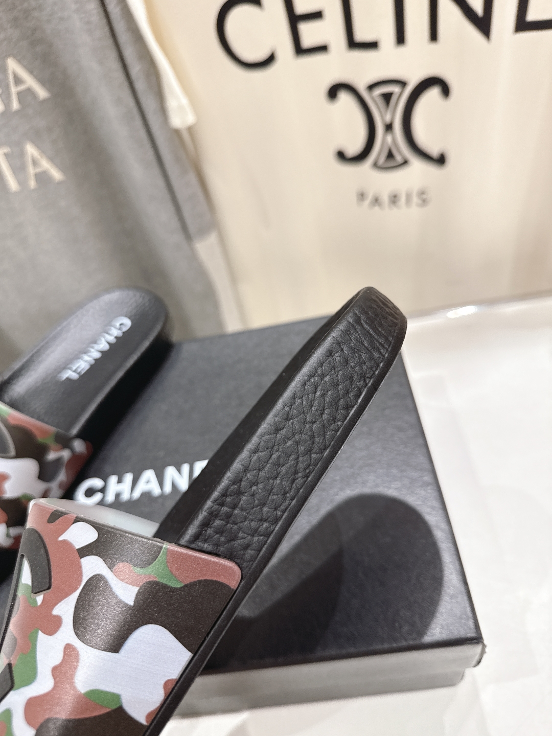 高版本出厂
  CHANEL* ｜小香2025/𝐒𝐒 𝐧𝐞𝐰夏季新款度假沙滩拖鞋
这一季的拖鞋超美😍 极