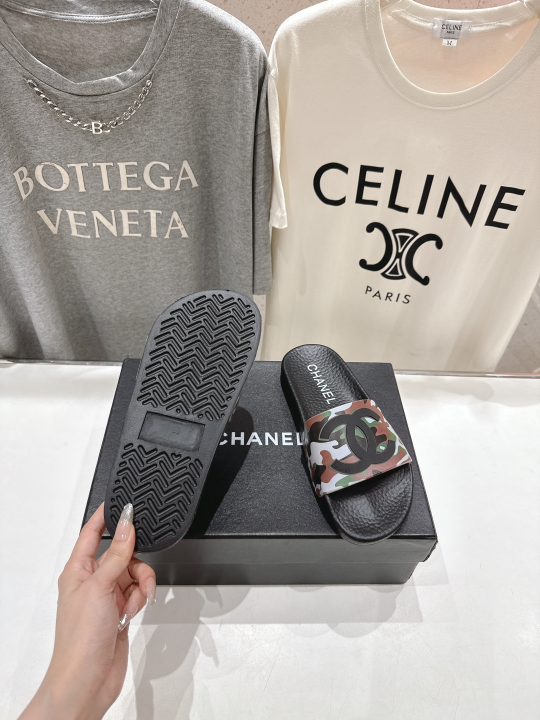 高版本出厂
  CHANEL* ｜小香2025/𝐒𝐒 𝐧𝐞𝐰夏季新款度假沙滩拖鞋
这一季的拖鞋超美😍 极