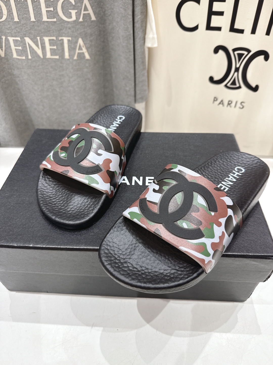 高版本出厂
  CHANEL* ｜小香2025/𝐒𝐒 𝐧𝐞𝐰夏季新款度假沙滩拖鞋
这一季的拖鞋超美😍 极