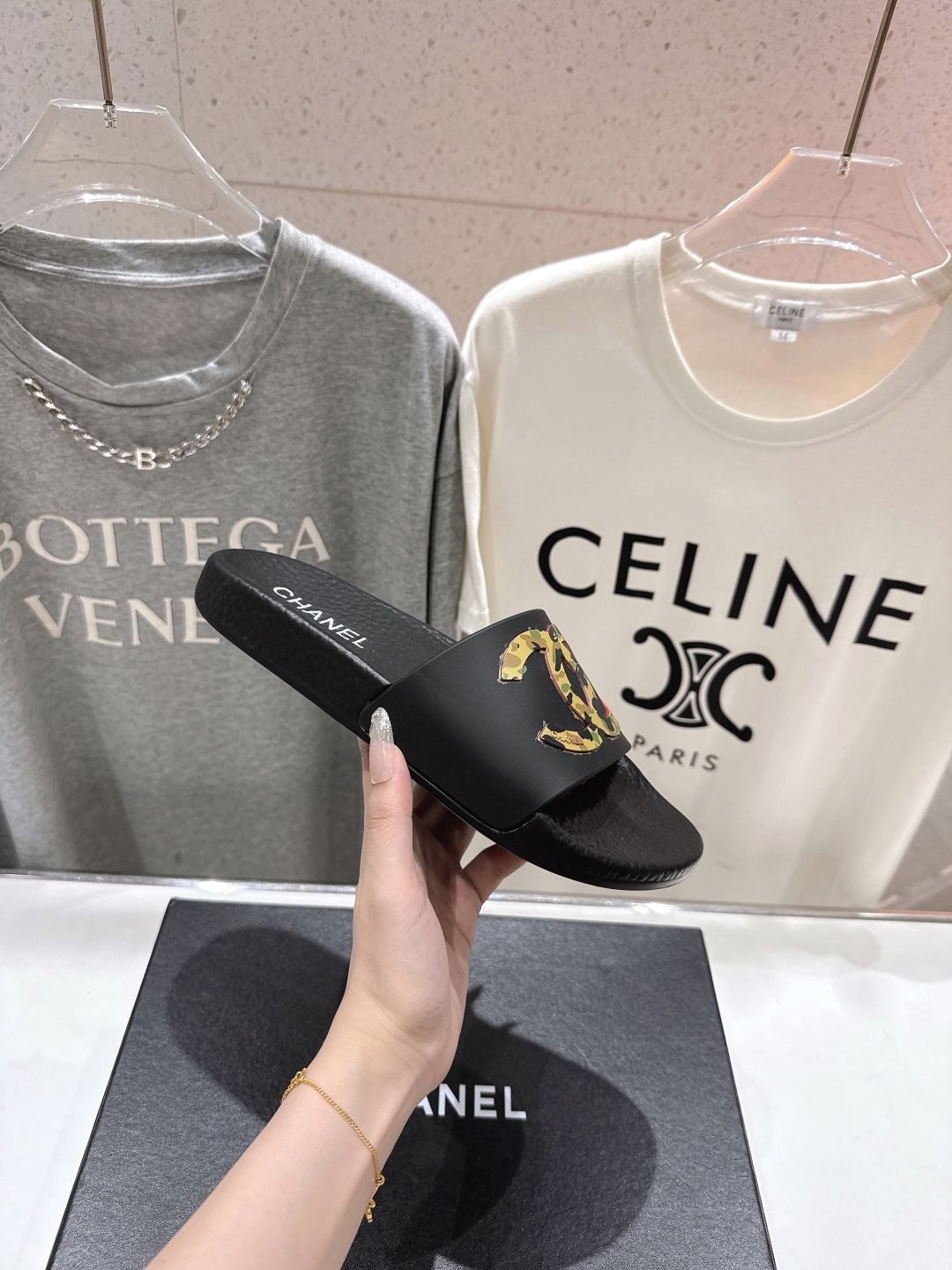 高版本出厂
  CHANEL* ｜小香2025/𝐒𝐒 𝐧𝐞𝐰夏季新款度假沙滩拖鞋
这一季的拖鞋超美😍 极