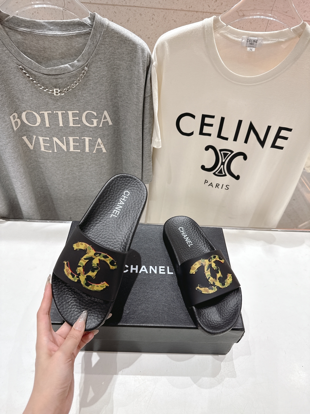 高版本出厂
  CHANEL* ｜小香2025/𝐒𝐒 𝐧𝐞𝐰夏季新款度假沙滩拖鞋
这一季的拖鞋超美😍 极
