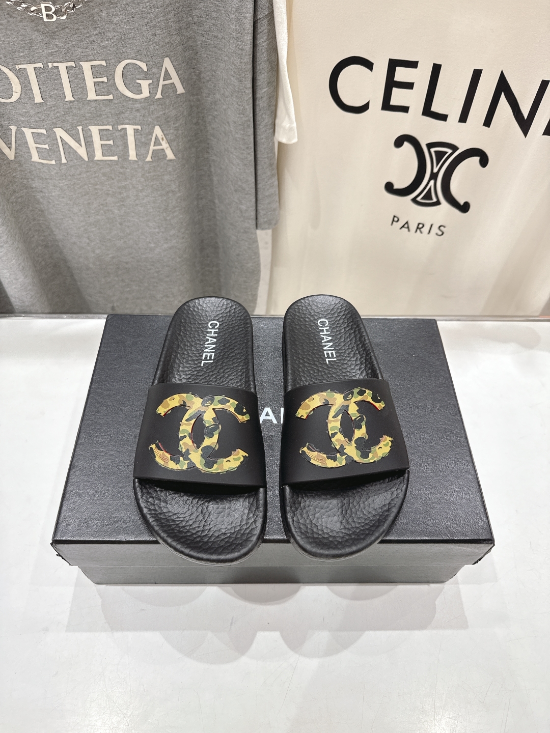 高版本出厂
  CHANEL* ｜小香2025/𝐒𝐒 𝐧𝐞𝐰夏季新款度假沙滩拖鞋
这一季的拖鞋超美😍 极