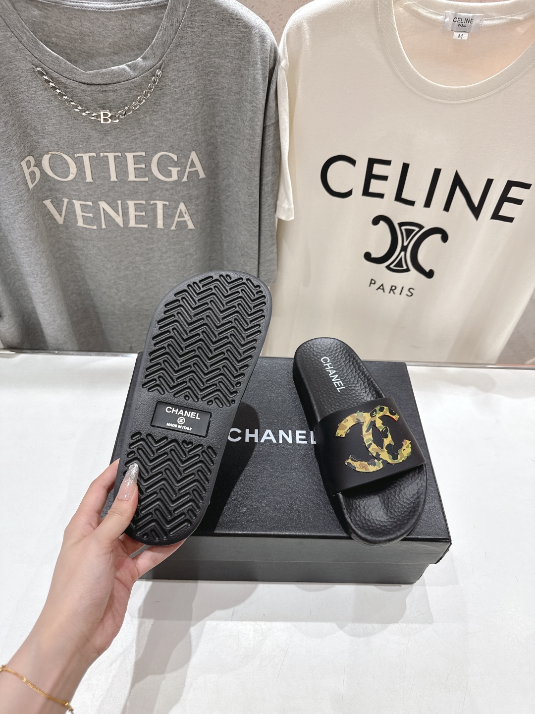 高版本出厂
  CHANEL* ｜小香2025/𝐒𝐒 𝐧𝐞𝐰夏季新款度假沙滩拖鞋
这一季的拖鞋超美😍 极