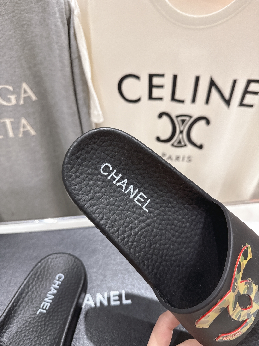 高版本出厂
  CHANEL* ｜小香2025/𝐒𝐒 𝐧𝐞𝐰夏季新款度假沙滩拖鞋
这一季的拖鞋超美😍 极
