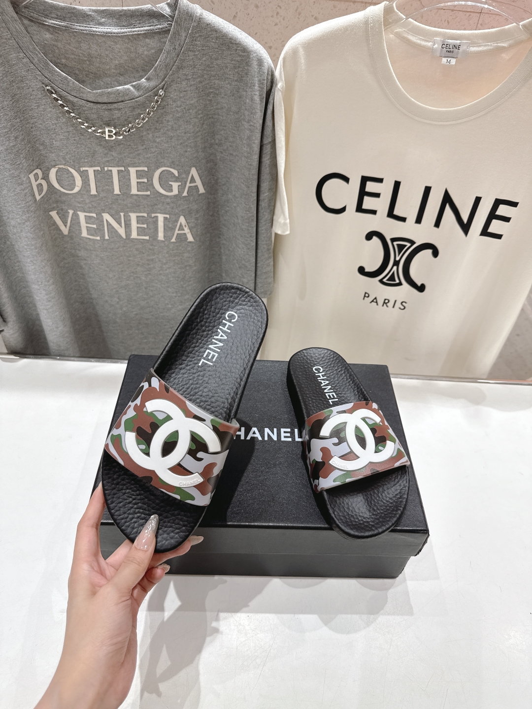 高版本出厂
  CHANEL* ｜小香2025/𝐒𝐒 𝐧𝐞𝐰夏季新款度假沙滩拖鞋
这一季的拖鞋超美😍 极
