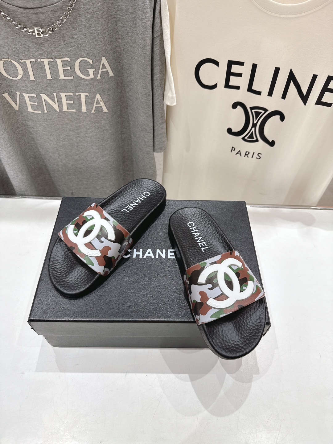 高版本出厂
  CHANEL* ｜小香2025/𝐒𝐒 𝐧𝐞𝐰夏季新款度假沙滩拖鞋
这一季的拖鞋超美😍 极