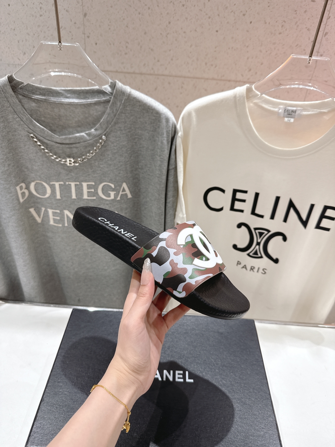 高版本出厂
  CHANEL* ｜小香2025/𝐒𝐒 𝐧𝐞𝐰夏季新款度假沙滩拖鞋
这一季的拖鞋超美😍 极
