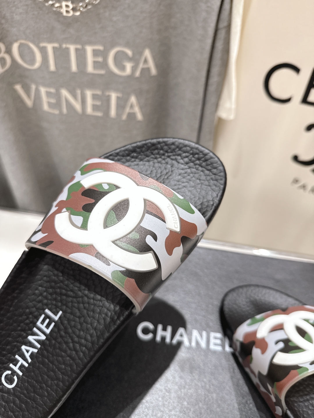 高版本出厂
  CHANEL* ｜小香2025/𝐒𝐒 𝐧𝐞𝐰夏季新款度假沙滩拖鞋
这一季的拖鞋超美😍 极