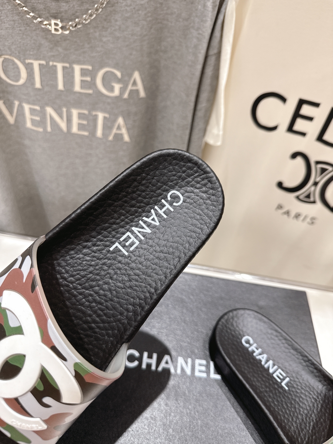 高版本出厂
  CHANEL* ｜小香2025/𝐒𝐒 𝐧𝐞𝐰夏季新款度假沙滩拖鞋
这一季的拖鞋超美😍 极