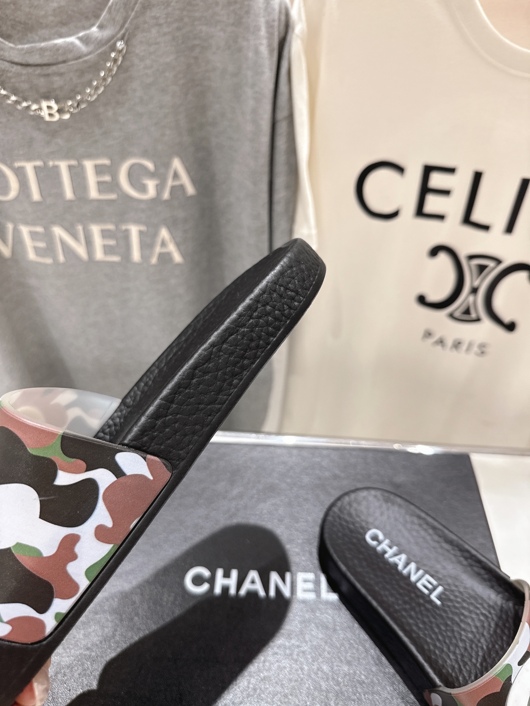 高版本出厂
  CHANEL* ｜小香2025/𝐒𝐒 𝐧𝐞𝐰夏季新款度假沙滩拖鞋
这一季的拖鞋超美😍 极