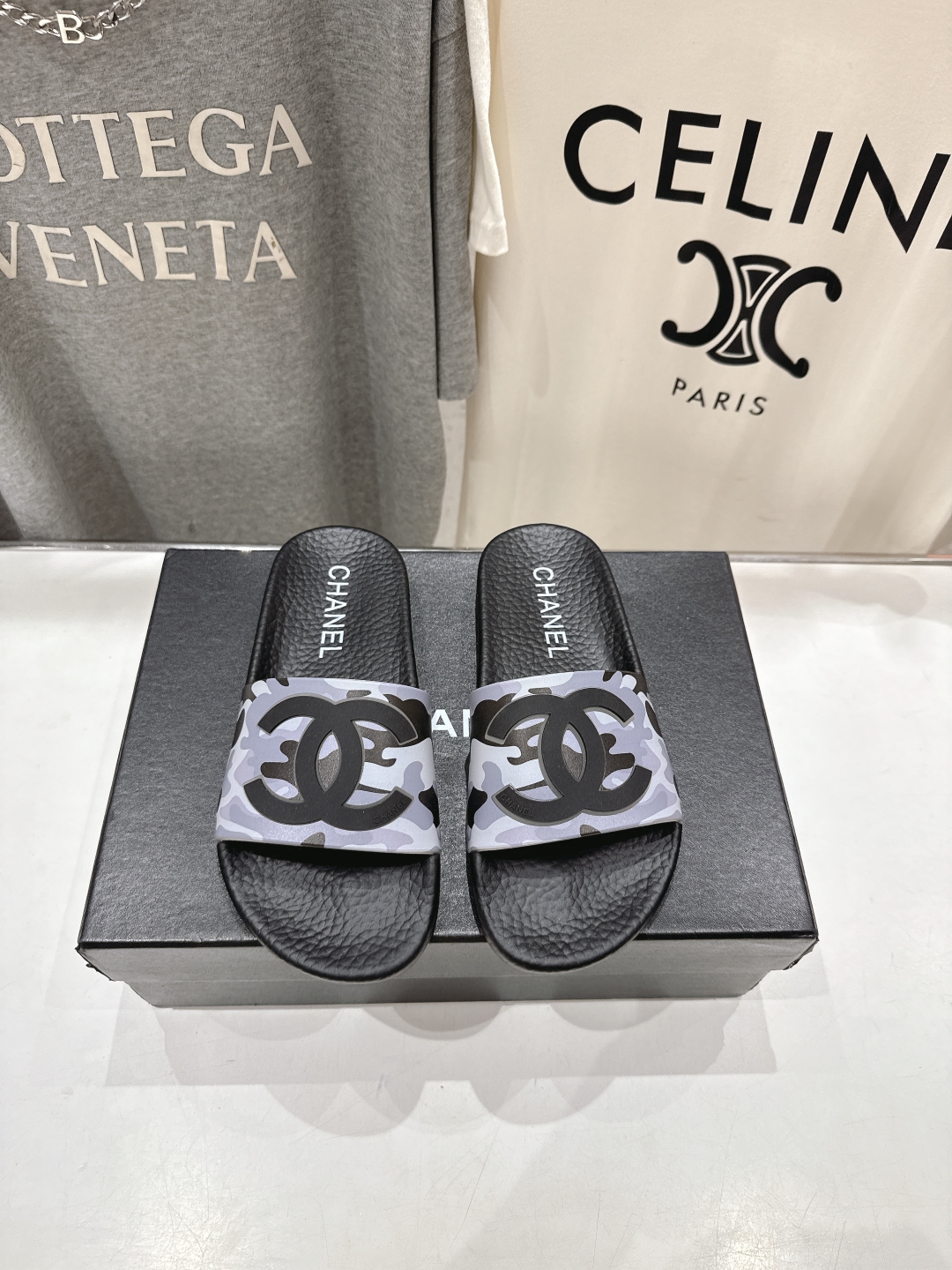 高版本出厂
  CHANEL* ｜小香2025/𝐒𝐒 𝐧𝐞𝐰夏季新款度假沙滩拖鞋
这一季的拖鞋超美😍 极